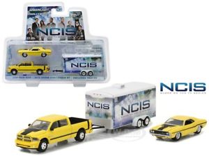 GL31040c - 1:64 NCIS (2003-Current TV) - 2015 Ram 1500 with 1970 Dodge Challenger R/T in Enclosed Car Hauler Solid Pack