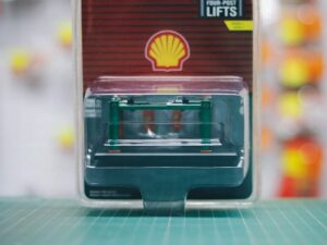 GL16100-C-GM - 1:64 Auto Body Shop - Four-Post Lift - Shell Oil (Green Machine)