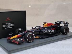 18S982 – Spark 1:18 Oracle Red Bull Racing RB20 -  Winner Bahrain GP 2024 - Max Verstappen #1 (Resin Model With Base Plate and Acrylic Cover 33cm Long)